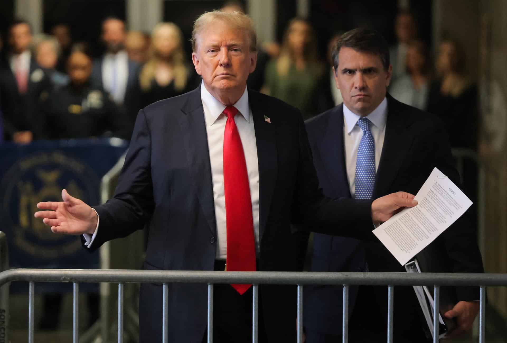 Fotografía de archivo del presidente electo de EE.UU., Donald Trump (L), cuando asistió a su juicio en la Corte Suprema del Estado de Nueva York, Estados Unidos. EFE/EPA/Andrew Kelly/Pool