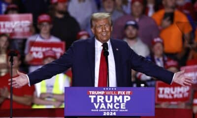 Fotografía que muestra al candidato presidencial republicano y expresidente de EE.UU., Donald Trump, hablando durante un mitin de su campaña electoral el pasado lunes en Grand Rapids, Michigan (Estados Unidos). EFE/Cj Gunther