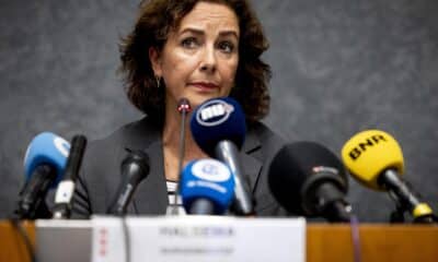 La alcaldesa de Ámsterdam, Femke Halsema, informa a la prensa sobre los incidentes ocurridos la noche anterior en Ámsterdam, Países Bajos, el 08 de noviembre de 2024. El ejército israelí confirmó el 08 de noviembre que se estaba preparando para "desplegar una misión de rescate con la coordinación del gobierno holandés ¡...Ç tras incidentes severos y violentos contra israelíes en Ámsterdam", ya que estallaron enfrentamientos la noche anterior después de un partido entre el Ajax y el club de fútbol israelí Maccabi Tel Aviv. (Netherlands; Holland) EFE/EPA/Koen van Weel