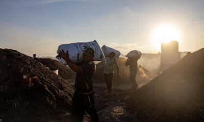 Los gazatíes trabajan en una instalación de producción de carbón, cerca de los campos de desplazados en Jan Yunis, en el sur de la Franja de Gaza. EFE/HAITHAM IMAD