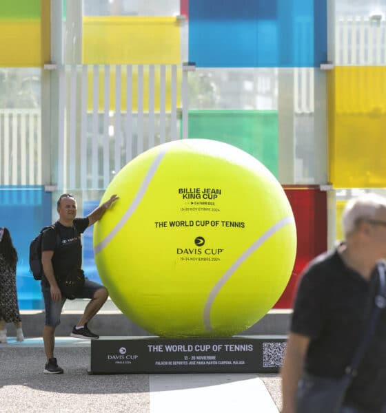 -Una persona se fotografía junto a una de la pelotas de tenis gigantes que se han instalado por el centro de la ciudad dentro de los preparativos para la celebración de las finales de la Copa Billie Jean King, en una foto de archivo. EFE/Daniel Pérez