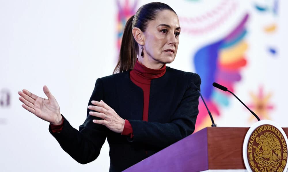 La presidenta de México, Claudia Sheinbaum, habla durante su conferencia de prensa matutina este lunes, en el Palacio Nacional en la Ciudad de México (México). EFE/ Sáshenka Gutiérrez