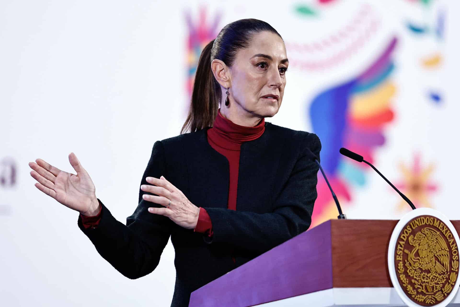 La presidenta de México, Claudia Sheinbaum, habla durante su conferencia de prensa matutina este lunes, en el Palacio Nacional en la Ciudad de México (México). EFE/ Sáshenka Gutiérrez