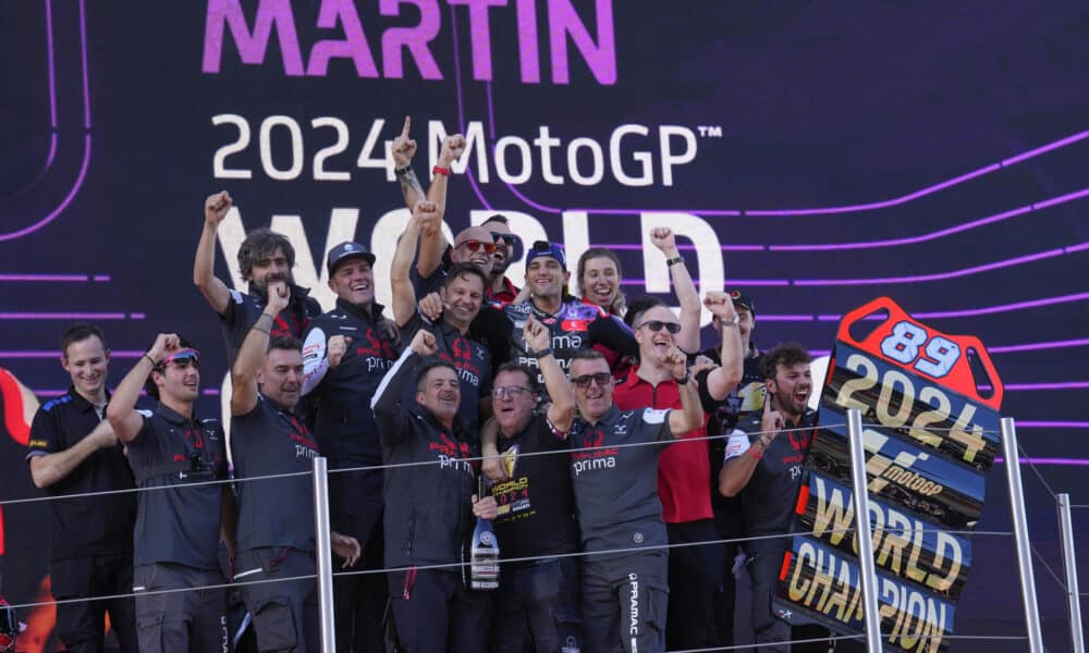 El español Jorge Martín celebra tras su conquista del Campeonato del Mundo al quedar tercero en el Gran Premio Barcelona Solidaridad de MotoGP celebrado en el circuito de Montmeló, este domingo. EFE/ Alejandro Garcia