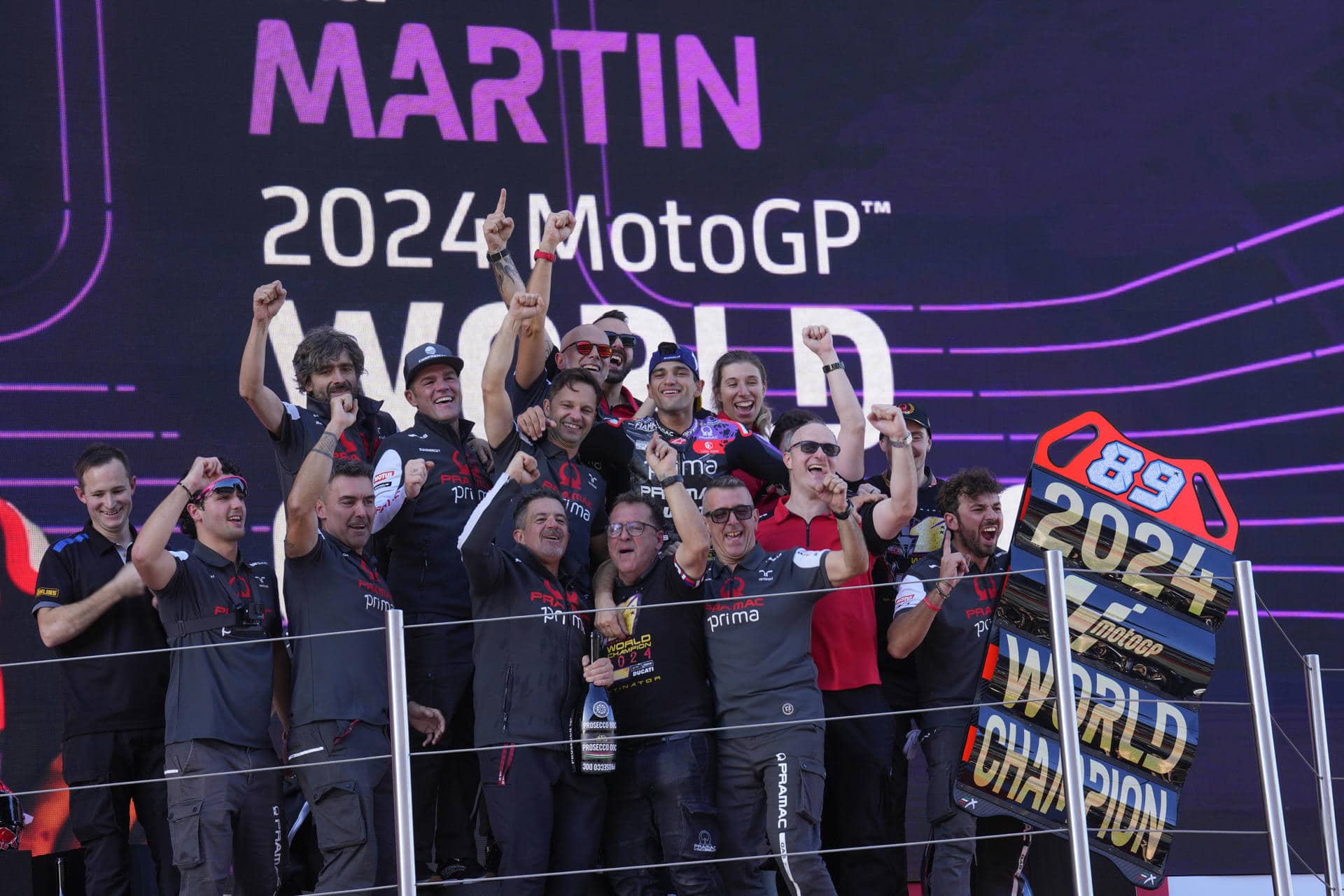 El español Jorge Martín celebra tras su conquista del Campeonato del Mundo al quedar tercero en el Gran Premio Barcelona Solidaridad de MotoGP celebrado en el circuito de Montmeló, este domingo. EFE/ Alejandro Garcia