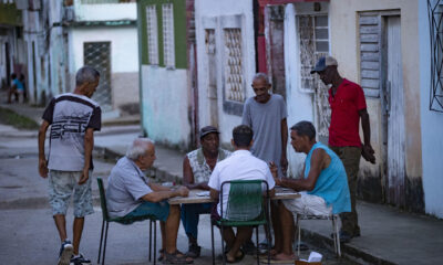 Varios hombres juegan dominó durante un apagón, en el municipio Cerro, en La Habana (Cuba). EFE/ Yander Zamora