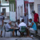 Varios hombres juegan dominó durante un apagón, en el municipio Cerro, en La Habana (Cuba). EFE/ Yander Zamora