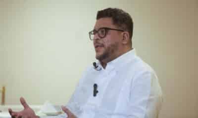 El coordinador regional para Centroamérica de la Iniciativa Global contra el Crimen Organizado Transnacional (GI-TOC, por sus siglas en inglés), Edgardo Sandoval Ramsey, habla durante el foro internacional sobre políticas Públicas y estructuras Financieras del Crimen Organizado este martes, en Ciudad de Panamá (Panamá). EFE/ Carlos Lemos