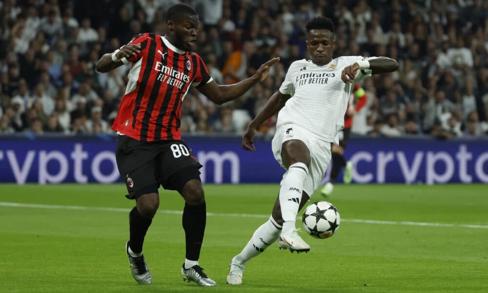 El delantero del Real Madrid Vinicius Jr. (d) lucha con Yunus Musah, del Milan, durante el partido de primera ronda de la Liga de Campeones que Real Madrid y AC Milan el pasado día 5. EFE/Juanjo Martín