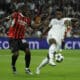 El delantero del Real Madrid Vinicius Jr. (d) lucha con Yunus Musah, del Milan, durante el partido de primera ronda de la Liga de Campeones que Real Madrid y AC Milan el pasado día 5. EFE/Juanjo Martín