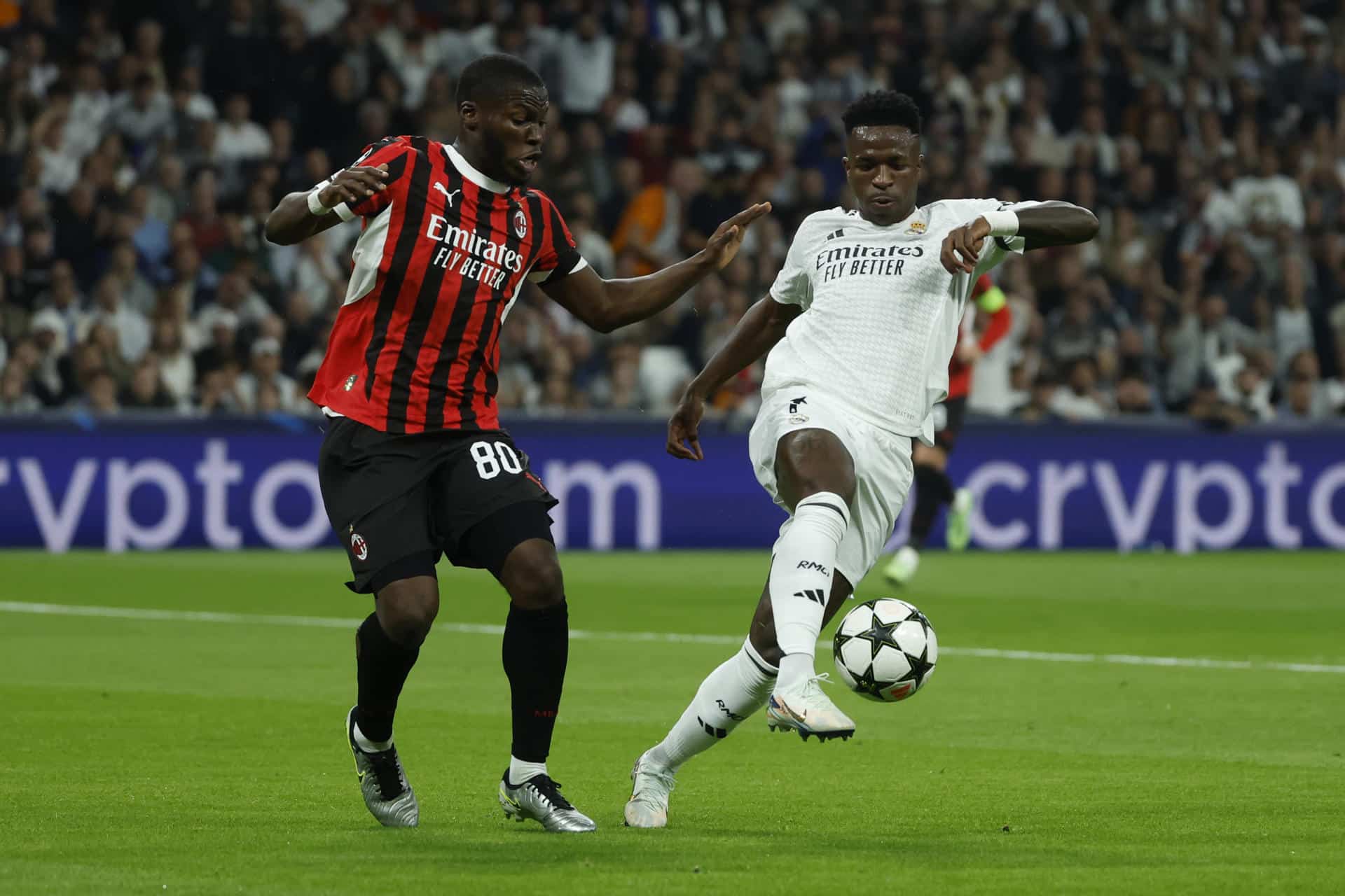 El delantero del Real Madrid Vinicius Jr. (d) lucha con Yunus Musah, del Milan, durante el partido de primera ronda de la Liga de Campeones que Real Madrid y AC Milan el pasado día 5. EFE/Juanjo Martín