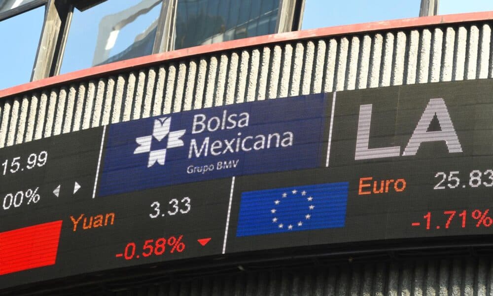 Fotografía de archivo en donde se observa  el pizarrón exterior de la Bolsa Mexicana de Valores (BMV) con indicadores del día en Ciudad de México (México). EFE/Jorge Núñez