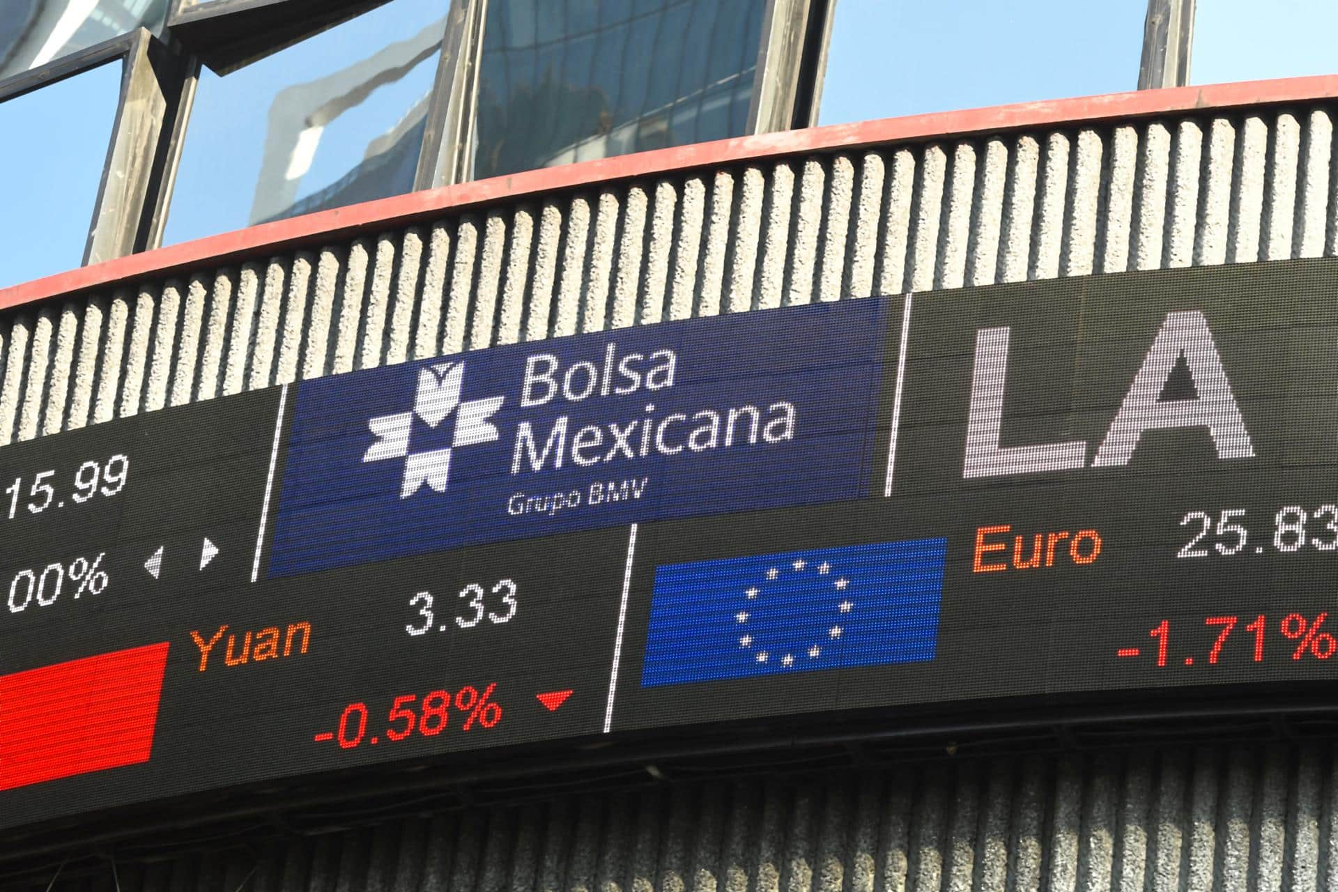 Fotografía de archivo en donde se observa  el pizarrón exterior de la Bolsa Mexicana de Valores (BMV) con indicadores del día en Ciudad de México (México). EFE/Jorge Núñez