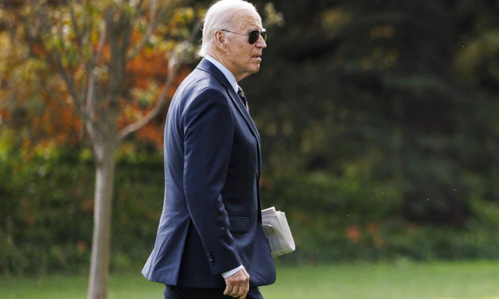 El presidente de Estados Unidos, Joe Biden, camina hacia la Oficina Oval de la Casa Blanca, después de regresar de Wilmington el día antes de las elecciones presidenciales, en Washington DC, EE. UU., El 04 de noviembre de 2024. EFE/EPA/Aaron Schwartz / POOL