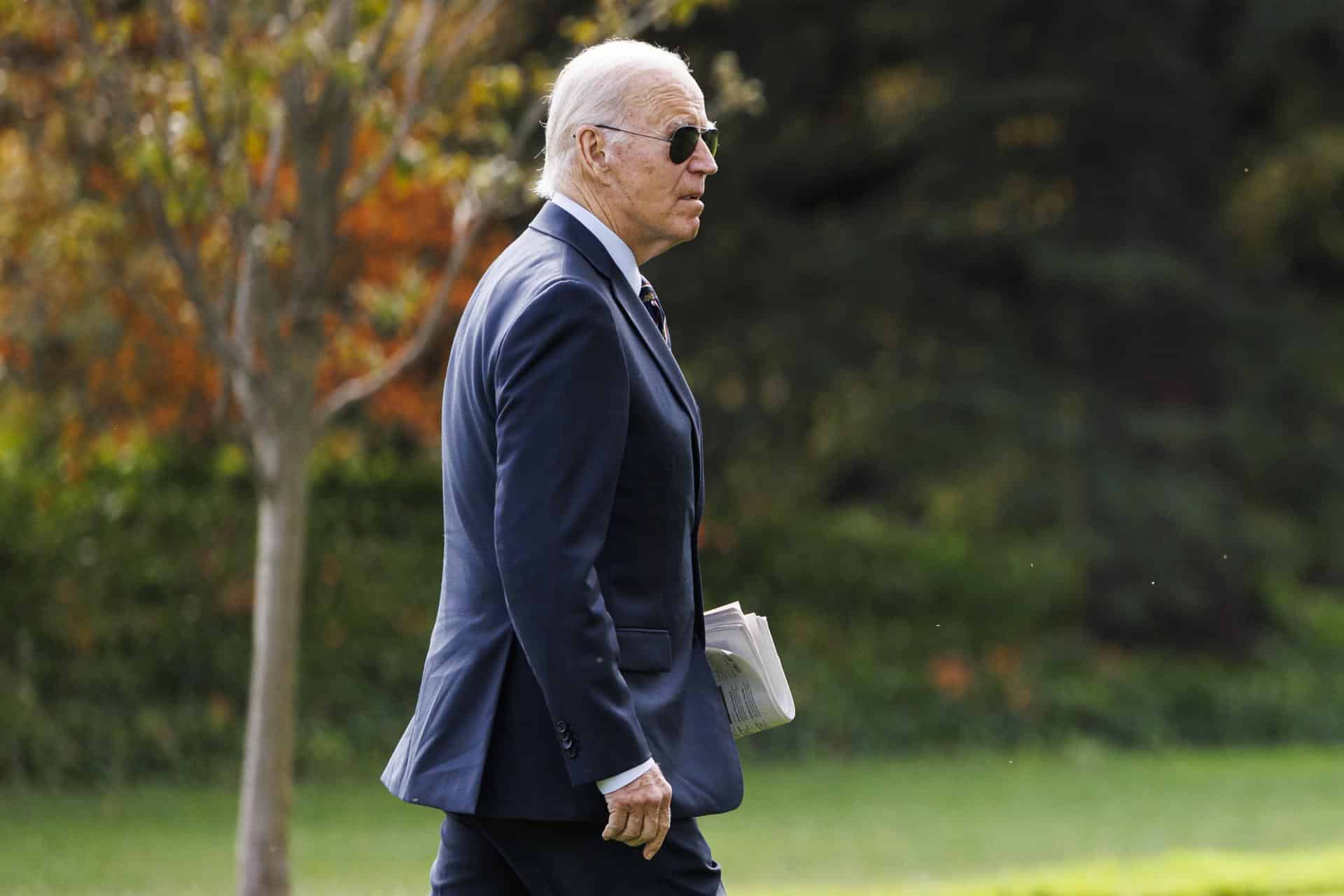 El presidente de Estados Unidos, Joe Biden, camina hacia la Oficina Oval de la Casa Blanca, después de regresar de Wilmington el día antes de las elecciones presidenciales, en Washington DC, EE. UU., El 04 de noviembre de 2024. EFE/EPA/Aaron Schwartz / POOL