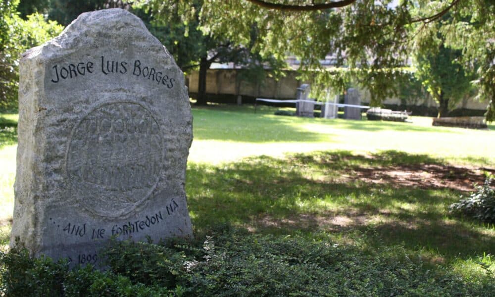 Fotografía de archivo de la tumba del escritor argentino Jorge Luis Borges (1899-1986) en el cementerio de Plainpalais, en Ginebra. EFE/Isabel Saco