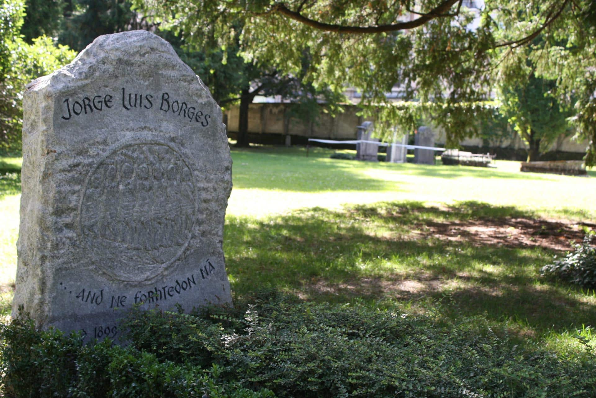 Fotografía de archivo de la tumba del escritor argentino Jorge Luis Borges (1899-1986) en el cementerio de Plainpalais, en Ginebra. EFE/Isabel Saco