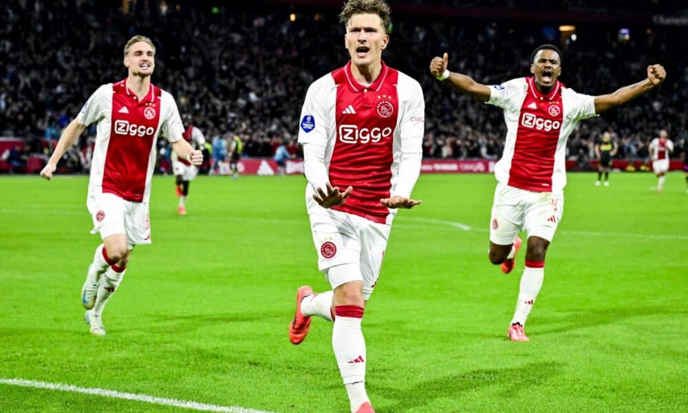 El jugador del Ajax Mika Godts celebra el 3-2 durante el partido de la liga neerlandesa.. EFE/EPA/LUIS BRANCA