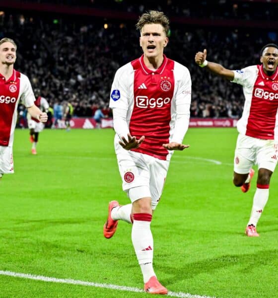 El jugador del Ajax Mika Godts celebra el 3-2 durante el partido de la liga neerlandesa.. EFE/EPA/LUIS BRANCA