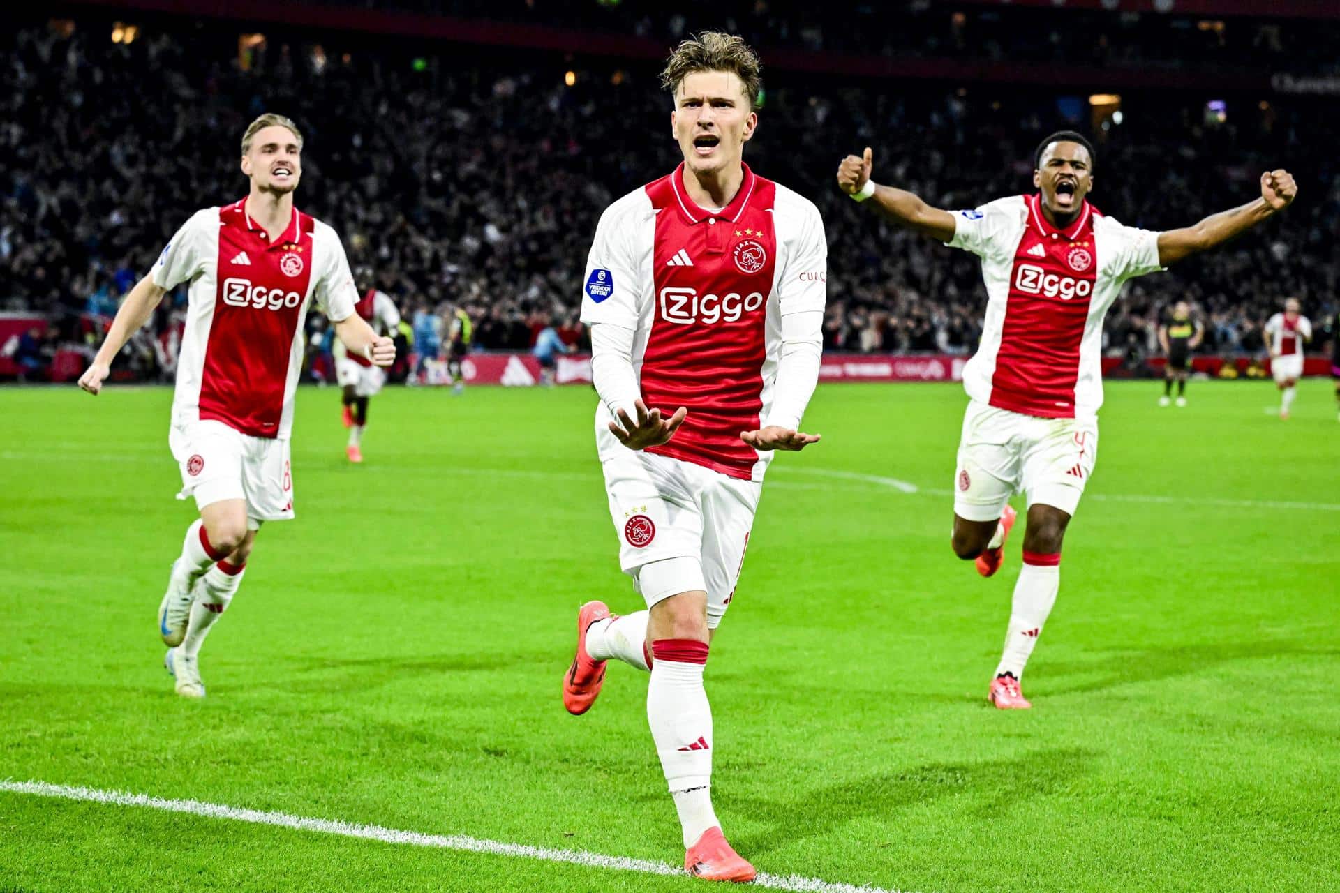 El jugador del Ajax Mika Godts celebra el 3-2 durante el partido de la liga neerlandesa.. EFE/EPA/LUIS BRANCA