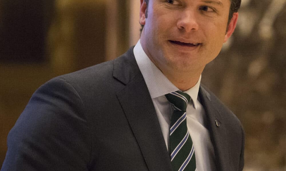 Fotografía de archivo del 15 de diciembre de 2016 de Pete Hegseth a su llegada a la Trump Tower para reunirse con el entonces presidente electo de Estados Unidos, Donald Trump, en Nueva York (Estados Unidos). El presidente electo de EE.UU., Donald Trump, anunció este martes la nominación del veterano de guerra y presentador de la cadena Fox Pete Hegseth como nuevo secretario de Defensa. EFE/ Albin Lohr-jones