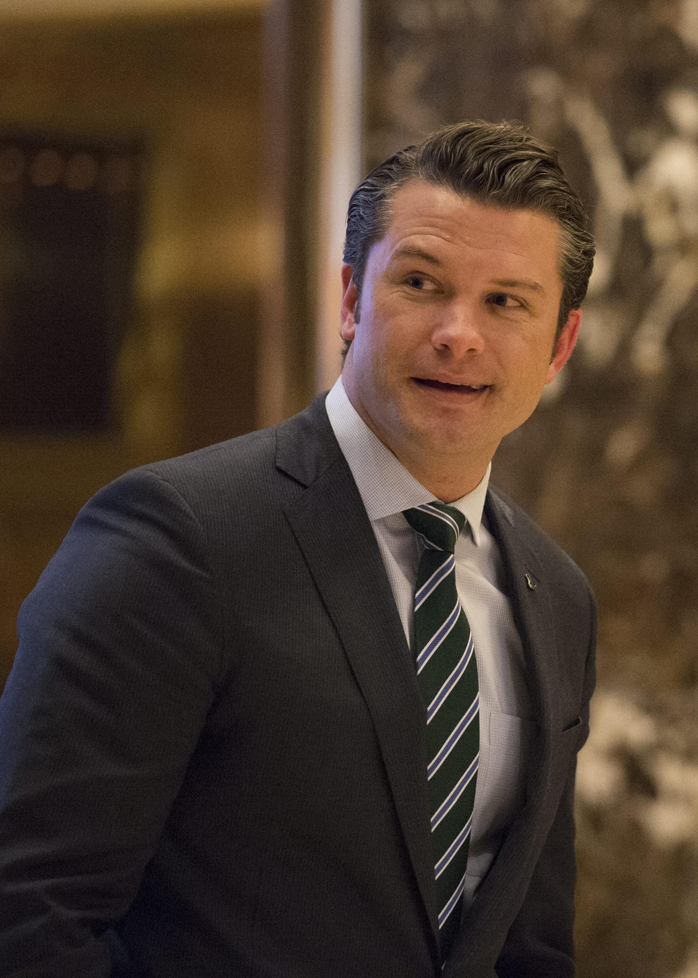 Fotografía de archivo del 15 de diciembre de 2016 de Pete Hegseth a su llegada a la Trump Tower para reunirse con el entonces presidente electo de Estados Unidos, Donald Trump, en Nueva York (Estados Unidos). El presidente electo de EE.UU., Donald Trump, anunció este martes la nominación del veterano de guerra y presentador de la cadena Fox Pete Hegseth como nuevo secretario de Defensa. EFE/ Albin Lohr-jones