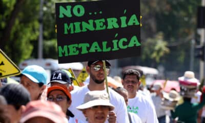 Fotografía de archivo de una manifestación contra la minería en las principales calles de San Salvador. EFE/Oscar Rivera