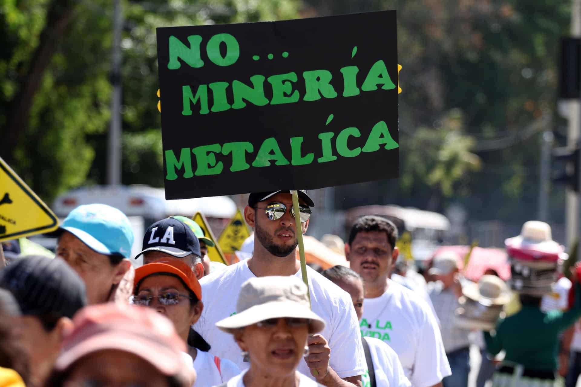 Fotografía de archivo de una manifestación contra la minería en las principales calles de San Salvador. EFE/Oscar Rivera