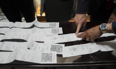 Fotografía de actas de votación presentadas por la oposición venezolana para probar la victoria de Edmundo González Urrutia en las elecciones presidenciales del 28 de julio, este miércoles en Valparaíso (Chile). EFE/ Adriana Thomasa