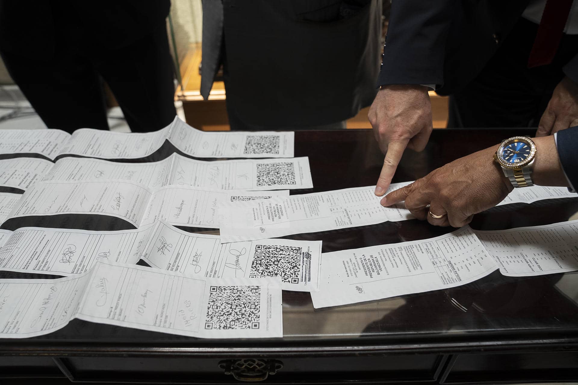 Fotografía de actas de votación presentadas por la oposición venezolana para probar la victoria de Edmundo González Urrutia en las elecciones presidenciales del 28 de julio, este miércoles en Valparaíso (Chile). EFE/ Adriana Thomasa