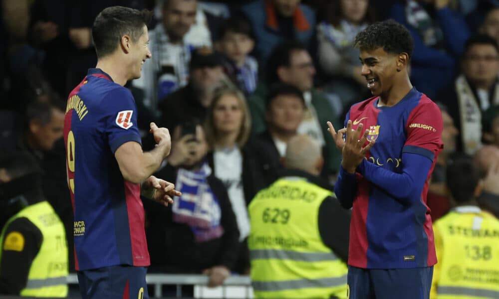 El delantero del FC Barcelona Lamine Yamal celebra tras anotar el tercer gol de su equipo con Robert Lewandowski (i), en una foto de archivo. EFE/Juanjo Martín