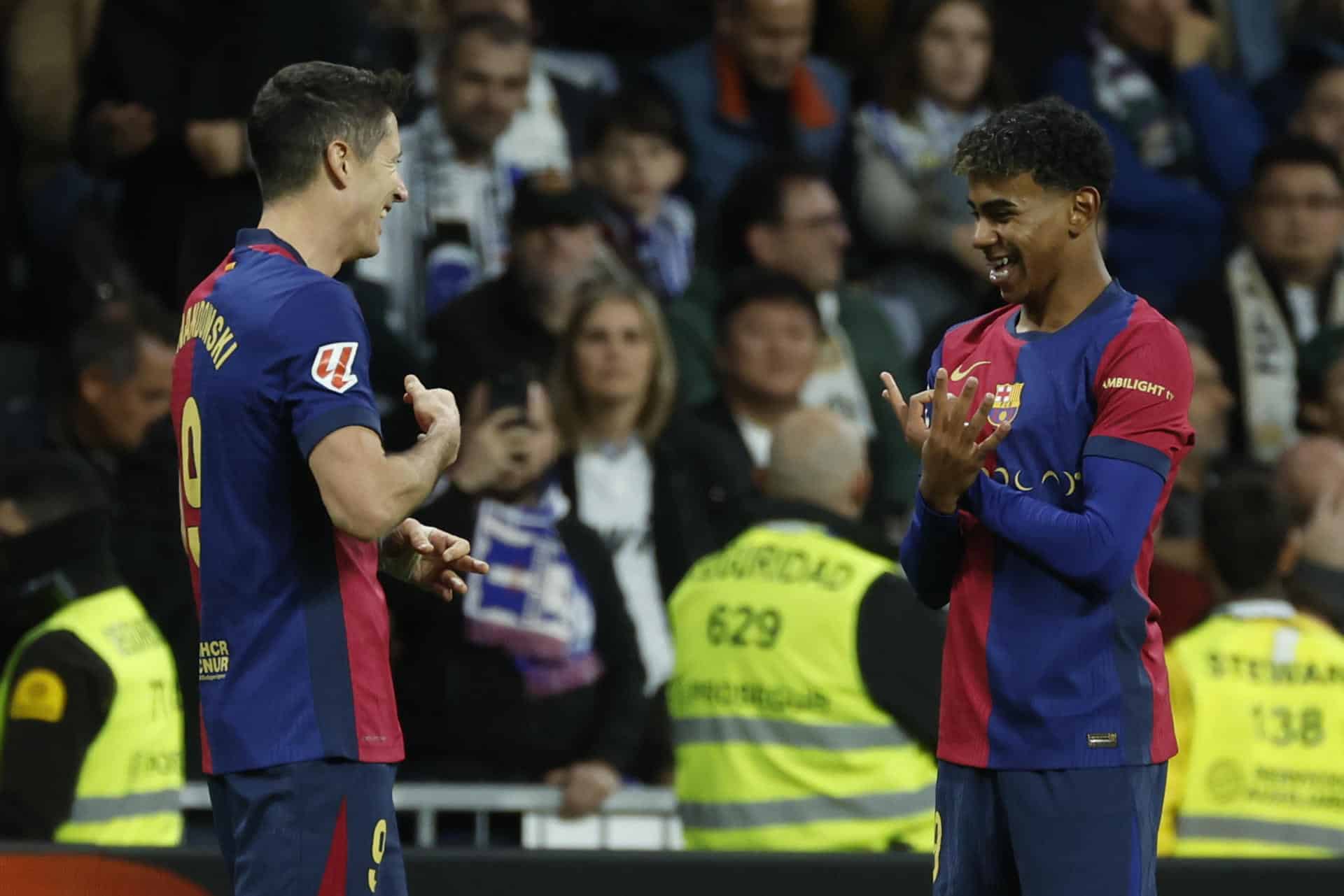 El delantero del FC Barcelona Lamine Yamal celebra tras anotar el tercer gol de su equipo con Robert Lewandowski (i), en una foto de archivo. EFE/Juanjo Martín