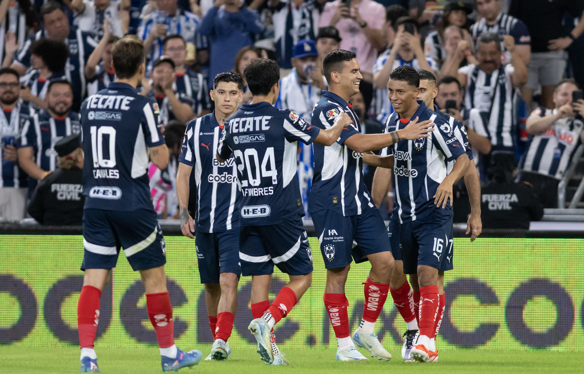 Jugadores de Rayados celebran un gol en el estadio BBVA de Monterrey (México). EFE/ Miguel Sierra