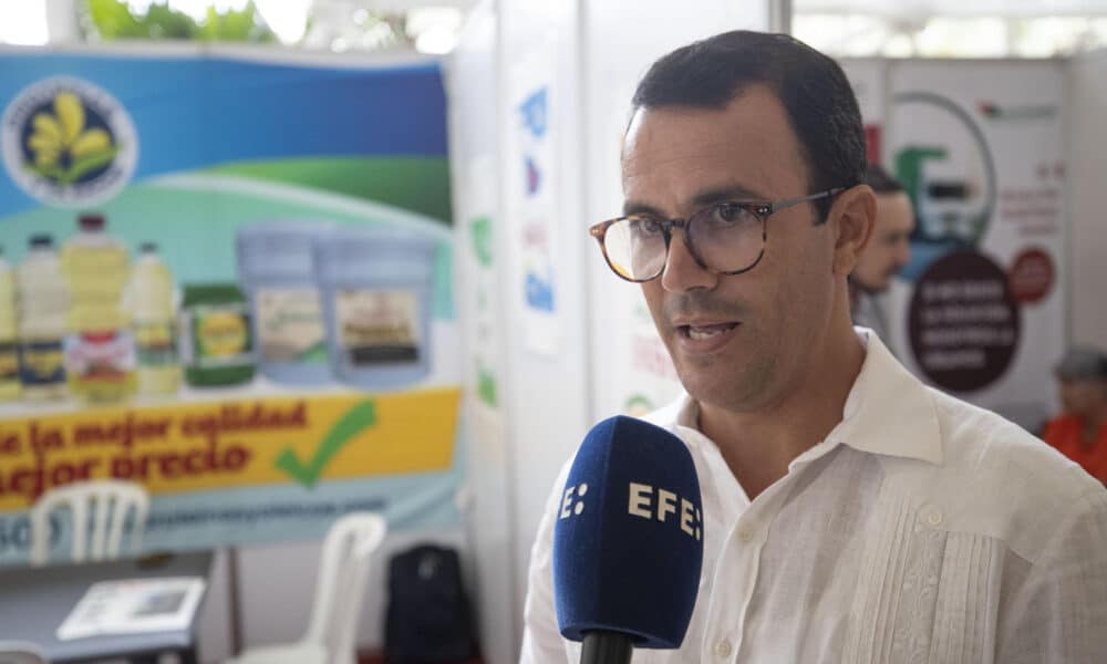 El representante de la empresa mexicana Proteínas y Oleicos, Ariel Morales, habla durante una entrevista con EFE este martes, en la Feria Internacional de La Habana (Fihav 2024) en La Habana (CUBA). EFE/ Yander Zamora