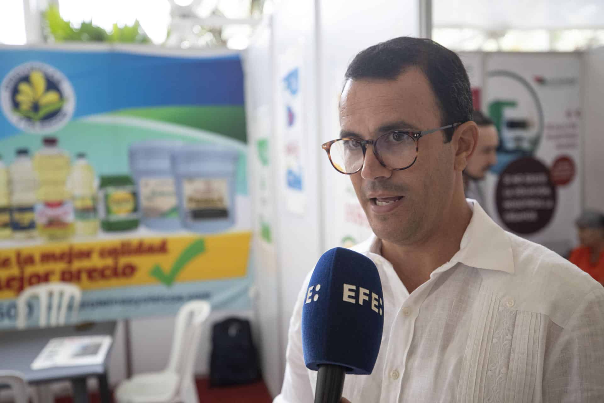 El representante de la empresa mexicana Proteínas y Oleicos, Ariel Morales, habla durante una entrevista con EFE este martes, en la Feria Internacional de La Habana (Fihav 2024) en La Habana (CUBA). EFE/ Yander Zamora