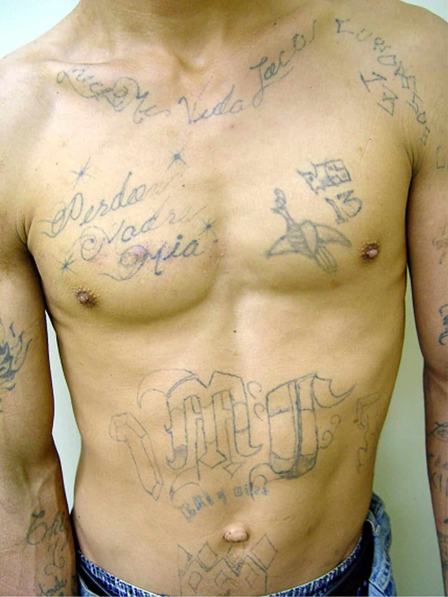 Imagen de archivo de un integrante de la pandilla "Mara Salvatrucha 13" (MS-13) que fue detenido en Nueva York. EFE