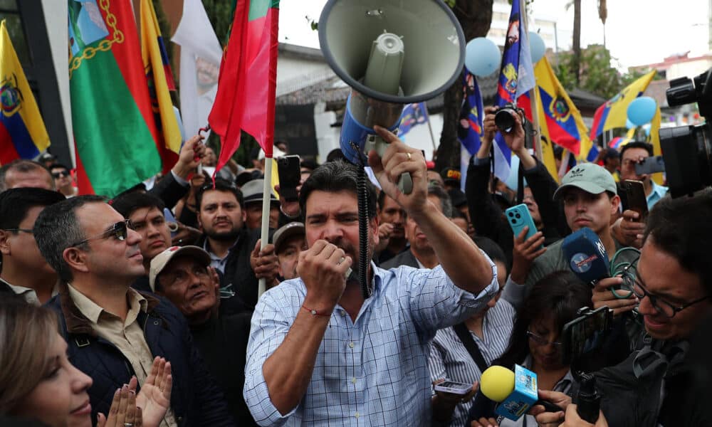 Fotografía de archivo del pasado 29 de octubre del empresario ecuatoriano especialista en seguridad Jan Topic (c) mientras habla para los medios de comunicación y rodeado de simpatizantes, en Quito (Ecuador). EFE/ José Jácome