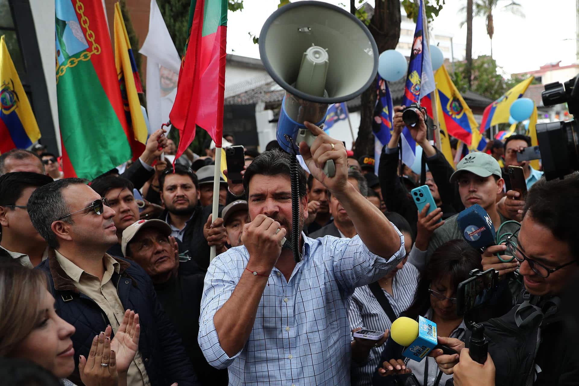 Fotografía de archivo del pasado 29 de octubre del empresario ecuatoriano especialista en seguridad Jan Topic (c) mientras habla para los medios de comunicación y rodeado de simpatizantes, en Quito (Ecuador). EFE/ José Jácome