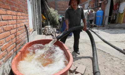 Un hombre llena unos tanques con agua en el pueblo de Santa María Aztahuacan en la Ciudad de México (México). Archivo. EFE/Mario Guzmán