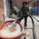 Un hombre llena unos tanques con agua en el pueblo de Santa María Aztahuacan en la Ciudad de México (México). Archivo. EFE/Mario Guzmán