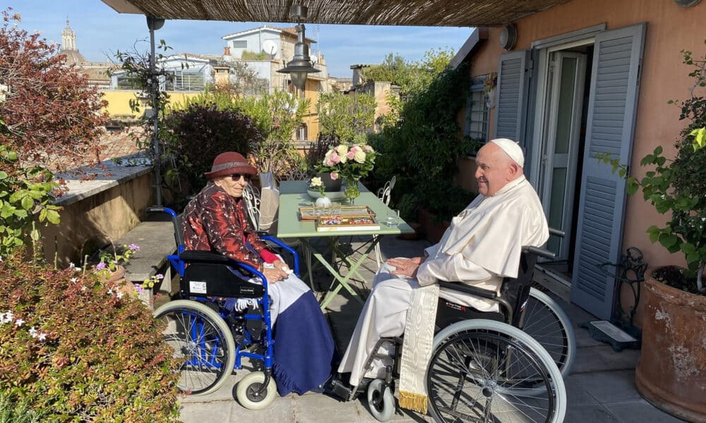 El papa Francisco acudió este martes por sorpresa a visitar a la histórica líder del Partido Radical italiano Emma Bonino en su casa del centro de Roma, donde se recupera tras haber salido del hospital por un problema cardiorrespiratorio. Bonino, de 76 años y que actualmente milita en el partido +Europa, fue dada de alta el pasado 30 de octubre tras ser internada de emergencia en cuidados intensivos, debido a una grave crisis cardiorrespiratoria y regresó a su casa, donde continúa su rehabilitación.EFE/ Emma Bonino /SOLO USO EDITORIAL/SOLO DISPONIBLE PARA ILUSTRAR LA NOTICIA QUE ACOMPAÑA (CRÉDITO OBLIGATORIO)