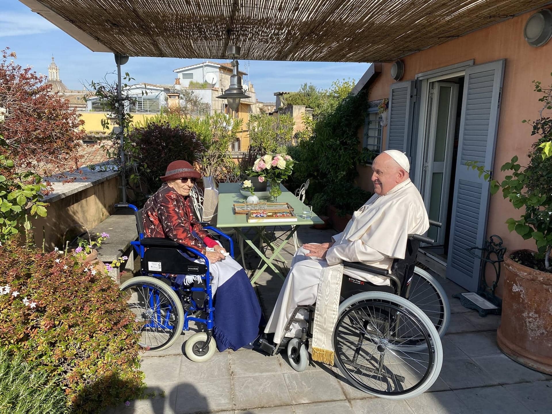 El papa Francisco acudió este martes por sorpresa a visitar a la histórica líder del Partido Radical italiano Emma Bonino en su casa del centro de Roma, donde se recupera tras haber salido del hospital por un problema cardiorrespiratorio. Bonino, de 76 años y que actualmente milita en el partido +Europa, fue dada de alta el pasado 30 de octubre tras ser internada de emergencia en cuidados intensivos, debido a una grave crisis cardiorrespiratoria y regresó a su casa, donde continúa su rehabilitación.EFE/ Emma Bonino /SOLO USO EDITORIAL/SOLO DISPONIBLE PARA ILUSTRAR LA NOTICIA QUE ACOMPAÑA (CRÉDITO OBLIGATORIO)