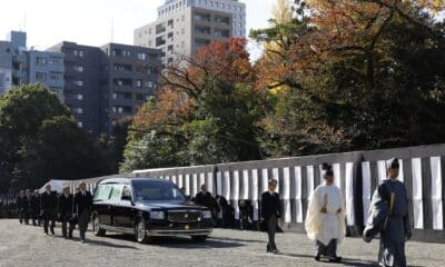 El coche fúnebre que transporta el ataúd de la princesa Mikasa llega al cementerio de Toshimagaoka en Tokio, Japón, el 26 de noviembre de 2024. EFE/EPA/FRANCK ROBICHON / POOL