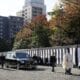 El coche fúnebre que transporta el ataúd de la princesa Mikasa llega al cementerio de Toshimagaoka en Tokio, Japón, el 26 de noviembre de 2024. EFE/EPA/FRANCK ROBICHON / POOL