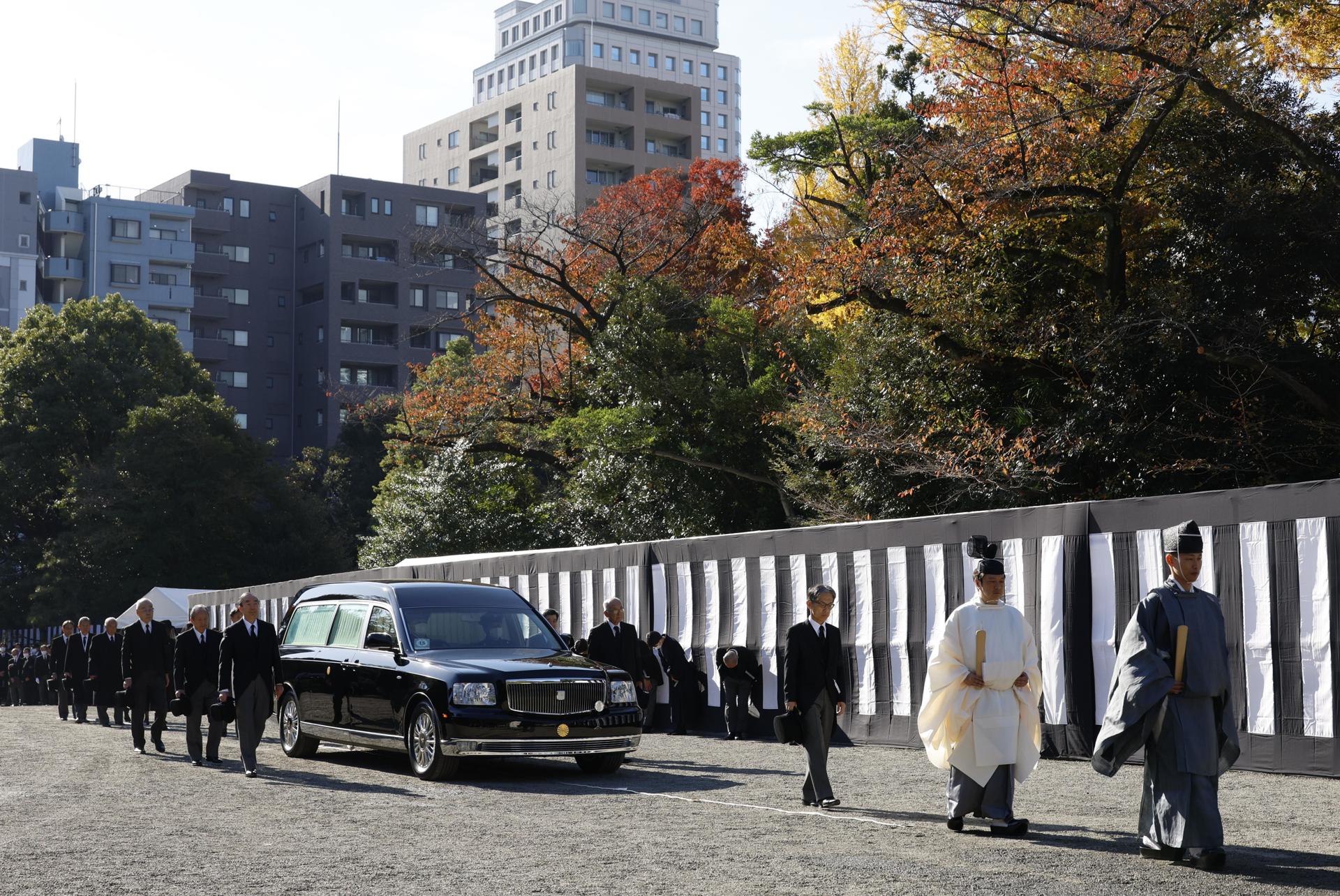 El coche fúnebre que transporta el ataúd de la princesa Mikasa llega al cementerio de Toshimagaoka en Tokio, Japón, el 26 de noviembre de 2024. EFE/EPA/FRANCK ROBICHON / POOL