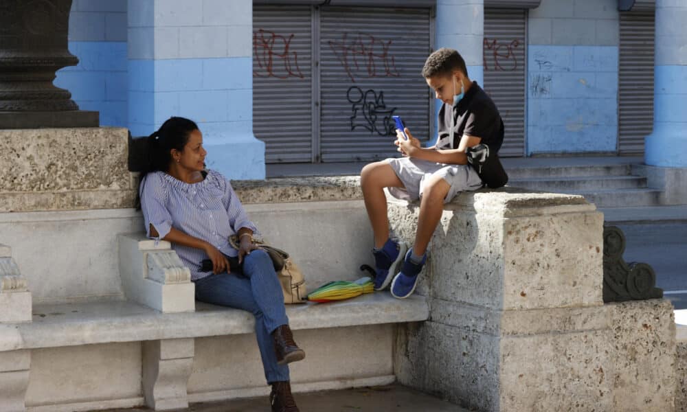 Fotografía de archivo en donde un niño pasa la tarde junto a  su madre. EFE/ Ernesto Mastrascusa