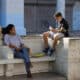 Fotografía de archivo en donde un niño pasa la tarde junto a  su madre. EFE/ Ernesto Mastrascusa