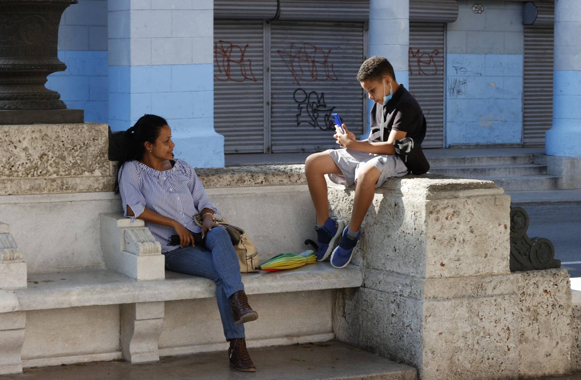 Fotografía de archivo en donde un niño pasa la tarde junto a  su madre. EFE/ Ernesto Mastrascusa