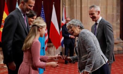 Imagen de archivo del rey Felipe VI y la princesa Leonor saludando a la bióloga Joanne Chory (2d), Premio Princesa de Asturias de Investigación Científica y Técnica 2019, en Oviedo. EFE/Ballesteros