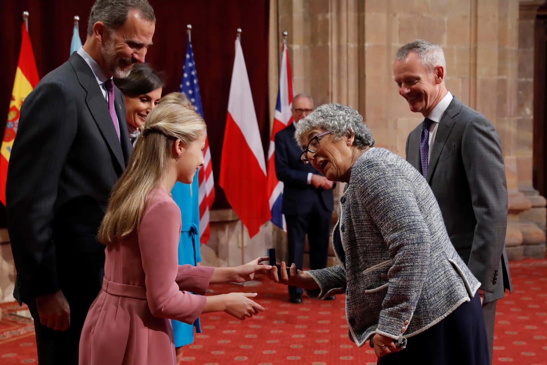 Imagen de archivo del rey Felipe VI y la princesa Leonor saludando a la bióloga Joanne Chory (2d), Premio Princesa de Asturias de Investigación Científica y Técnica 2019, en Oviedo. EFE/Ballesteros